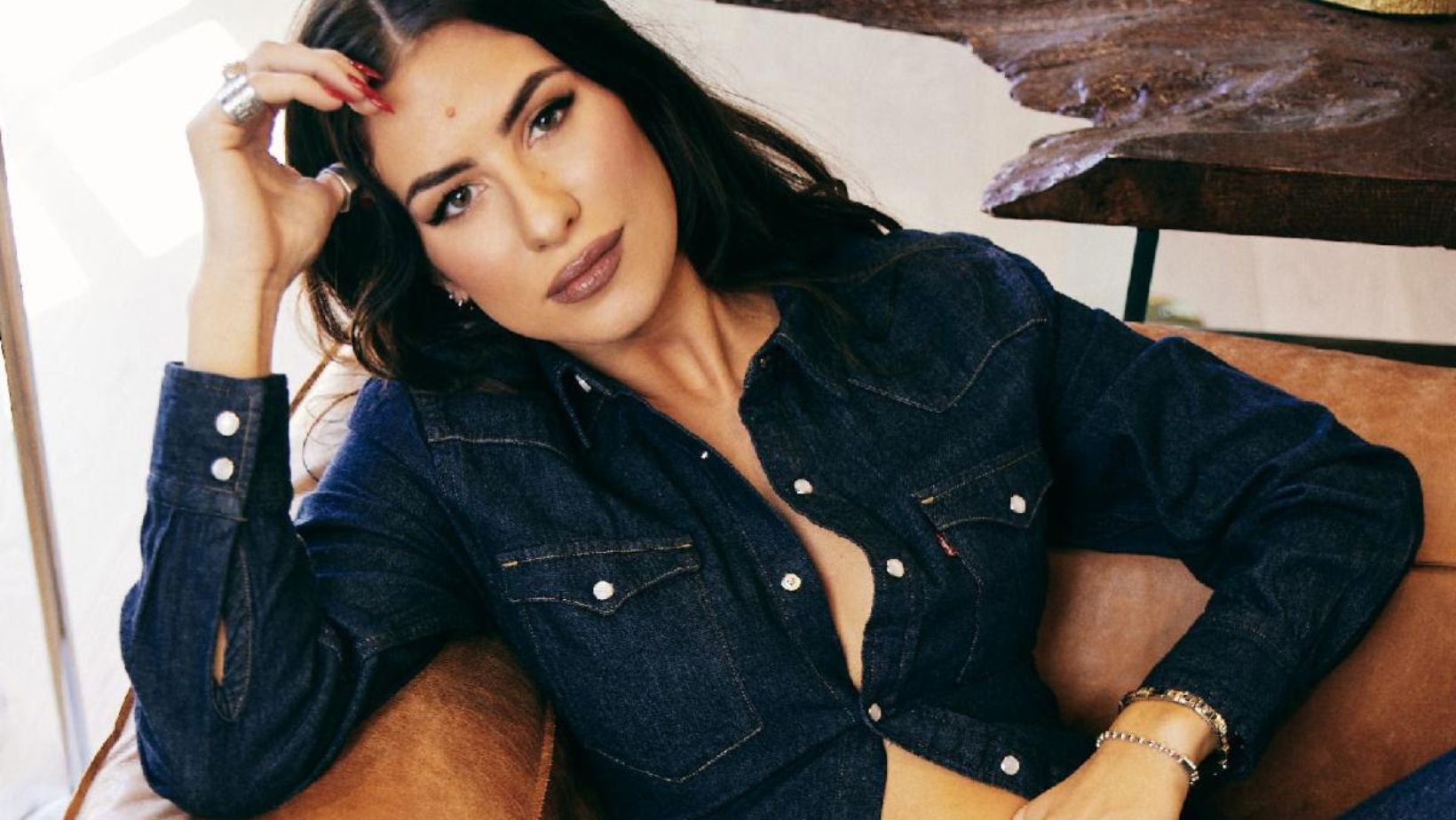 Kassi Ashton Unveils Deluxe Album 